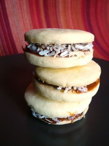 Alfajores Peruanos (Peruvian sandwich cookies with a filling of dulce de leche)
