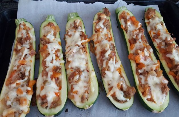 Buffalo chicken zucchini boats