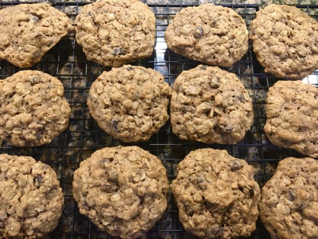 Cinnamon Raisin Banana Oatmeal Cookies