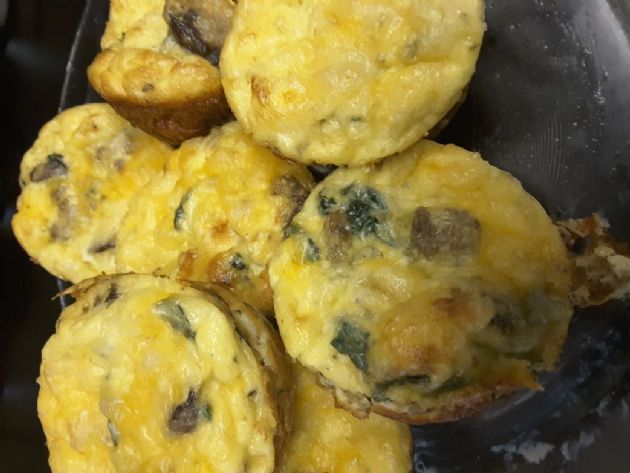 Crustless Spinach, Mushroom and Sausage Mini Quiche 