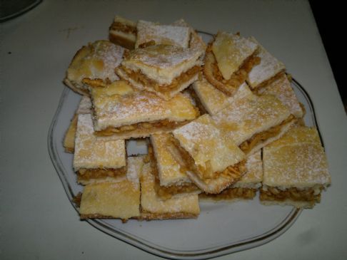 Hungarian Apple Pie - Alm�s lep�ny at Magdi n�ni (1serving=1square=1x1inch=55kcal)