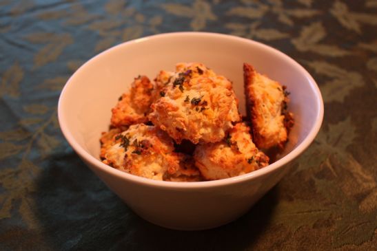 Easy Garlic Cheddar Biscuits