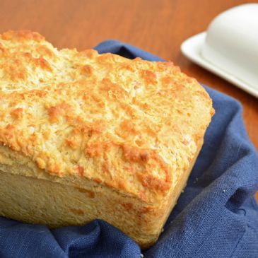 Crumbly Pepperjack Garlic Bread