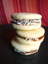 Alfajores Peruanos (Peruvian sandwich cookies with a filling of dulce de leche)