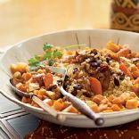 Couscous garnis d'oignon et noix de pin