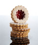 Linzer Raspberry-Almond Cookies (1piece=125kcal, realsimple.com)